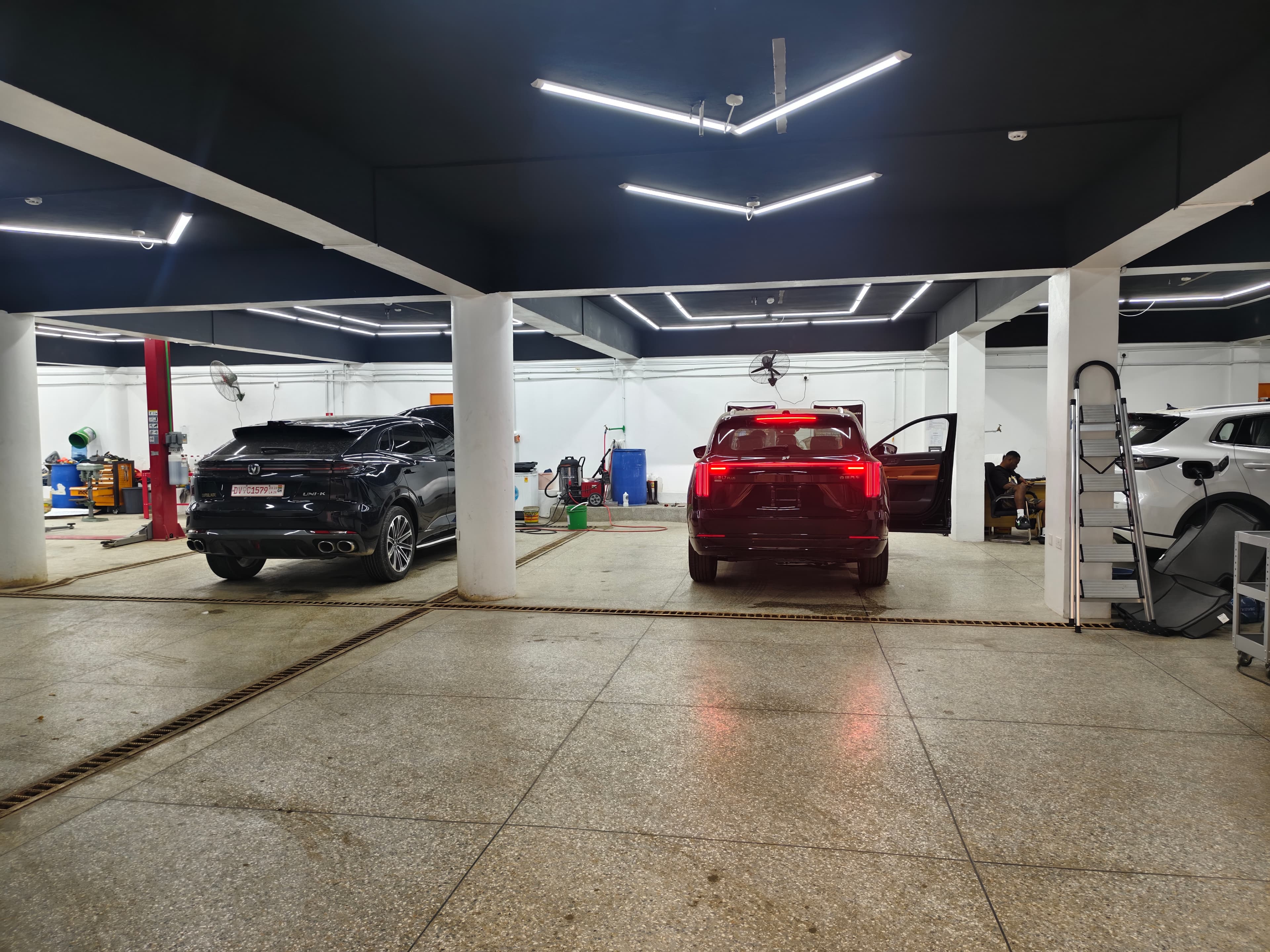 DG Motors Showroom
